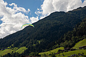 Mit Paragleiter fliegen im Stubaital, Tirol, Österreich