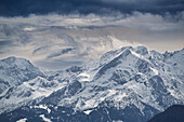 Dramatische Wolken über der Alpspitze, Wettersteingebirge, Garmisch-Partenkirchen, Bayern, Deutschland, Europa