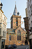  High Street mit der Stadtkirche im Hintergrund, St. Peter Port, Insel Guernsey, Vogtei Guernsey, Vereinigtes Königreich 