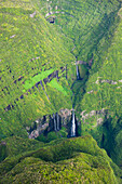  Luftaufnahme der Wasserfälle im Canyon Trou de Fer, Insel Réunion, Überseedepartement Frankreichs, Indischer Ozean 
