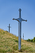Denkmal, Gedenken an Didgori Schlacht, riesige Schwerter im Boden, Kaukasusgebirge, Georgien