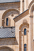  Dreifaltigkeitskathedrale oder Sameba mit goldener Kuppel über der Stadt Tiflis, Georgien 