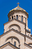  Dreifaltigkeitskathedrale oder Sameba mit goldener Kuppel über der Stadt Tiflis, Georgien 