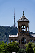  Dreifaltigkeitskathedrale oder Sameba mit goldener Kuppel über der Stadt Tiflis, Georgien 