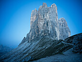 Ostseite der Drei Zinnen kurz vor dem Sonnenaufgang, Drei Zinnen, Auronzo di Cadore, Belluno, Venetien, Toblach, Bozen, Trentino, Südtirol, Italien, Sextner Dolomiten, Alpen, Dolomiten, Südeuropa, Europa