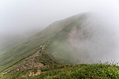 Wanderer im Nebel auf dem Weg vom Sagzahn zur Rofanspitze, Rofangebirge, Tirol, Österreich