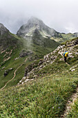 Wanderer im Abstieg von der Rofanspitze. Blick auf die Haidachstellwand, Rofangebirge, Tirol, Österreich