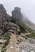 Wanderer an den Steinrige Mann'l am Dalfazer Kamm, Rofangebirge, Tirol, Österreich