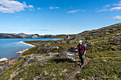 Wanderer auf dem Arctic Circle Trail am See Amitsorsuaq, Distrikt Sisimiut, Grönland