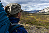 Wanderer auf dem Arctic Circle Trail am See Tasersuaq, Distrikt Sisimiut, Grönland