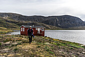 Wanderer an der Innajuattoq-Hütte am Arctic Circle Trail, Distrikt Sisimiut, Grönland