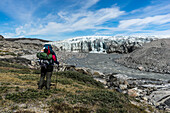 Wanderer bei Kangerlussuaq auf dem Weg zum Inlandeis, Distrikt Sisimiut, Grönland