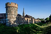 Mittelalterliche Stadt Zoms im Abendlicht, Wallgraben, Stadtmauer mit Krötschenturm und Windmühle, Kirche St. Martinus, Zons, Stadt Dormagen, NRW, Deutschland