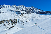  Two people on ski tour ascending to the Zittauer Hut, Zillertal Alps, Salzburg, Austria 
