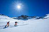 Zwei Personen auf Skitour steigen zur Rosskarscharte auf, Zillertaler Alpen, Salzburg, Österreich