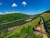 Laube mit zwei Personen beim Wandern am Rheinsteig, Rhein im Hintergrund, Rheinsteig, Assmannshausen, Rheinisches Schiefergebirge, UNESO Weltkulturerbe Oberes Mittelrheintal, Hessen, Deutschland