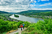  Two people hiking on the Rheinsteig trail, Lorch and Lorcher Werth in the background, Rheinsteig, Lorch, Rhenish Slate Mountains, UNESO World Heritage Upper Middle Rhine Valley, Hesse, Germany 