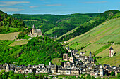  View of Bacharach and Stahleck Castle, Rheinsteig Trail, Rhenish Slate Mountains, UNESCO World Heritage Upper Middle Rhine Valley, Rhineland-Palatinate, Germany 