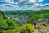  Woman hiking looking at the Rhine with Oberwesel, Rheinsteig, Rhenish Slate Mountains, UNESO World Heritage Upper Middle Rhine Valley, Rhineland-Palatinate, Germany 