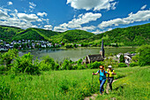  Man and woman hiking on the Rheinsteig trail, Rhine and Filsen in the background, Rheinsteig, Rhenish Slate Mountains, UNESCO World Heritage Upper Middle Rhine Valley, Rhineland-Palatinate, Germany 