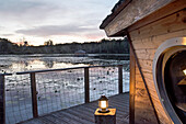  Schwimmende Hütte von Clos de la Loutre (Otterhütte), Etang de Bornacq, Loye-sur-Arnon, Departement Cher, historische Provinz Berry, Region Centre-Valde Loire, 