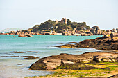 Burg und Inselchen Costaeres, Tregastel, Côtes-d'Armor-Abteilung, Region Bretagne, Frankreich, Europa