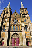 Westfassade der Abteikirche von Mouzon, Ardennen-Abteilung, Champagne-Ardenne-Region im Nordosten Frankreichs, Europa