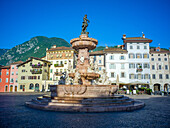  Neptune Fountain on the Cathedral Square, Trento, Trentino, South Tyrol, Trentino-Alto Adige, Italy, Alps, Dolomites, Southern Europe, Europe 
