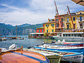 Im Hafen von Malcesine, Malcesine, Gardasee, Verona, Venetien, Oberitalien, Italien, Alpen, Dolomiten, Südeuropa, Europa