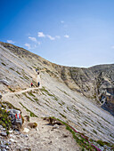 Wanderweg an der Westseite der Drei Zinnen in Richtung Mitterscharte, Drei Zinnen, Auronzo di Cadore, Belluno, Venetien, Toblach, Bozen, Trentino, Südtirol, Italien, Sextner Dolomiten, Alpen, Dolomiten, Südeuropa, Europa