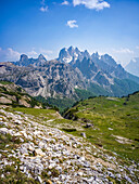 Blick auf die Bergwelt südlich der Drei Zinnen, Drei Zinnen, Auronzo di Cadore, Belluno, Venetien, Toblach, Bozen, Trentino, Südtirol, Italien, Sextner Dolomiten, Alpen, Dolomiten, Südeuropa, Europa