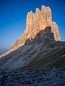 Blick vom Paternsattel auf die Ostseite der Drei Zinnen bei Sonnenaufgang, Drei Zinnen, Auronzo di Cadore, Belluno, Venetien, Toblach, Bozen, Trentino, Südtirol, Italien, Sextner Dolomiten, Alpen, Dolomiten, Südeuropa, Europa