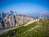  The small &quot;Cappella degli Alpini&quot; on the south side of the Three Peaks, Three Peaks, Auronzo di Cadore, Belluno, Veneto, Toblach, Bolzano, Trentino, South Tyrol, Italy, Sexten Dolomites, Alps, Dolomites, Southern Europe, Europe 