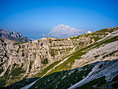 Wanderweg südlich der 3 Zinnen und in der Ferne die Auronzo-Hütte, Drei Zinnen, Auronzo di Cadore, Belluno, Venetien, Toblach, Bozen, Trentino, Südtirol, Italien, Sextner Dolomiten, Alpen, Dolomiten, Südeuropa, Europa  