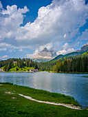 Der Misurinasee vor der Kulisse der 3 Zinnen, Drei Zinnen, Auronzo di Cadore, Belluno, Venetien, Toblach, Bozen, Trentino, Südtirol, Italien, Sextner Dolomiten, Alpen, Dolomiten, Südeuropa, Europa