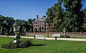  Amerongen Castle, seen from the front garden, Amerongen, Utrechtse Heuvelrug, Utrecht Province, Netherlands 