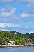 Landschaft im Fjord auf dem Weg nach Bergen, Bergen, Vestland, Norwegen