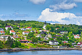 Landschaft im Fjord auf dem Weg nach Bergen, Bergen, Vestland, Norwegen
