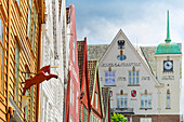 Häuserzeile am Hafen im Stadtteil Bryggen, Bergen, Vestland, Norwegen