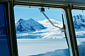 Blick von der Brücke eines Expeditionsschiffes in den Hornsun, Spitzbergen, Svalbard, Norwegen