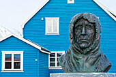 Die Koldewey-Station in Ny-Ålesund mit der Büste von Roald Amundsen im Vordergrund, Ny Alesund, Spitzbergen, Svalbard, Norwegen