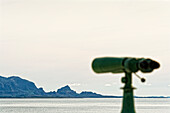 Ein Fernglas mit Blick in die Fjordlandschaft, Trondheim, Trondelag, Norwegen