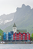 Stadtansicht mit der Vagan-Kirche, Svolvaer, Lofoten, Nordland, Norwegen