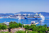 Blick auf den Hafen von Korfu, mit Kreuzfahrtschiffen, Griechenland