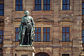 Denkmal zu Ehren des Markgrafen Friedrich III. von Brandenburg-Bayreuth auf dem Schlossplatz vor der Universität in Erlangen, Mittelfranken, Bayern, Deutschland
