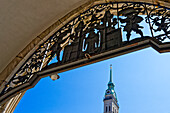 Blick aus dem Eingang Neues Rathaus, auf den Turm von Münchens ältester Kirche St. Peter, München, Bayern, Deutschland