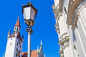 Turm Altes Rathaus und die Fassade der Heilig Geist Kirche im Vordergrund, München, Bayern, Deutschland