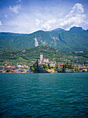  View from Lake Garda to the old town of Malcesine, Malcesine, Lake Garda, Verona, Veneto, Northern Italy, Italy, Alps, Dolomites, Southern Europe, Europe 