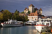 France, Auvergne-Rhône-Alpes, Haute-Savoie, Annecy, Thiou river, castle, chateau, boats, 