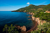 Malerische Küste und rote Felsen, bei Anthéor, Saint-Raphaël, Massif de l'Esterel, Esterel-Gebirge, Département Var, Cote d'Azur, Provence-Alpes-Côte d'Azur, Frankreich